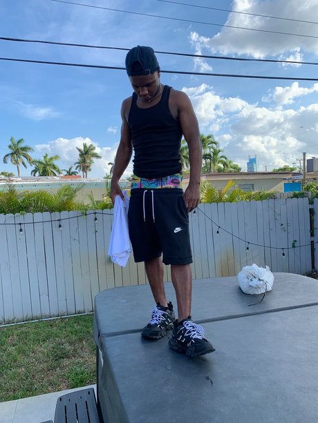 Foto desnuda filtrada de OnlyFans de Daddy Long Bone