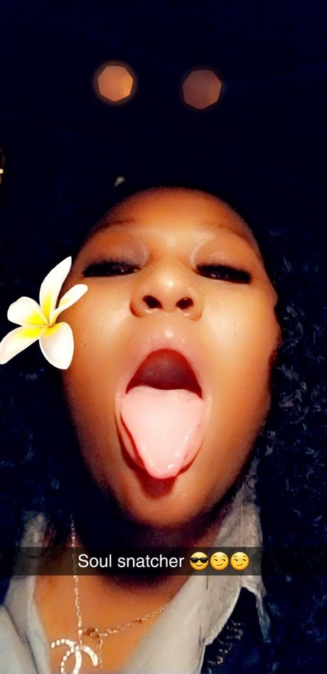 Foto desnuda filtrada de OnlyFans de Mzmama