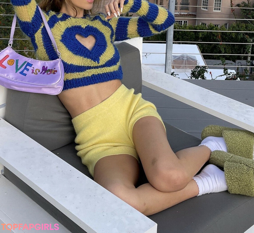 Foto desnuda filtrada de OnlyFans de Emma Chamberlain #57 Foto desnuda filtrada de OnlyFans de Emma Chamberlain #57