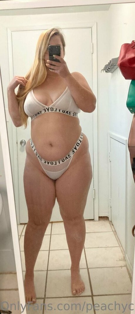 Foto desnuda filtrada de OnlyFans de Peachycatfree
