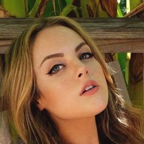 Foto desnuda filtrada de OnlyFans de Elizabeth Gillies
