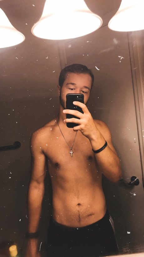 Foto desnuda filtrada de OnlyFans de Passingthrough