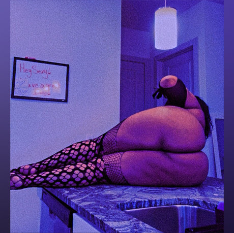 Foto desnuda filtrada de OnlyFans de Polyamaris
