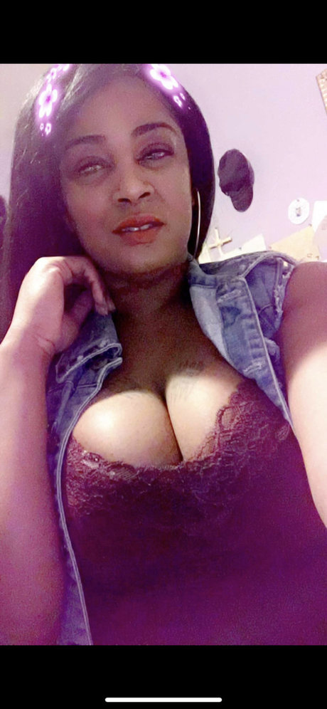 Foto desnuda filtrada de OnlyFans de Prettyoneinmil