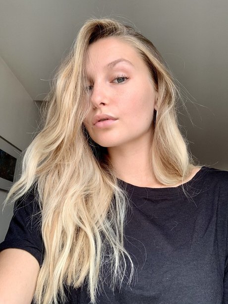 Rhude Girl