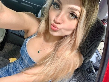 Foto desnuda filtrada de OnlyFans de Raine 