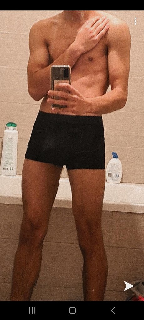 Foto desnuda filtrada de OnlyFans de Roberto