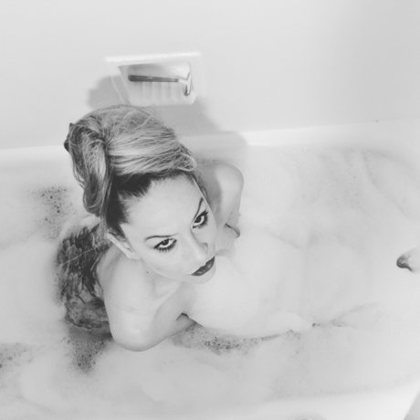 Foto desnuda filtrada de OnlyFans de Sexy Sudsy Squeezes