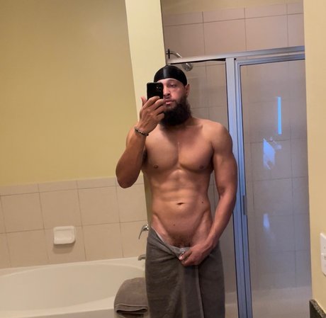 Foto desnuda filtrada de OnlyFans de Beardgod360