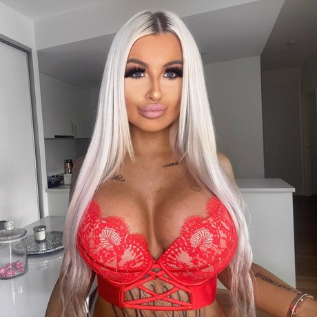 Foto desnuda filtrada de OnlyFans de Blondebarbiebimb