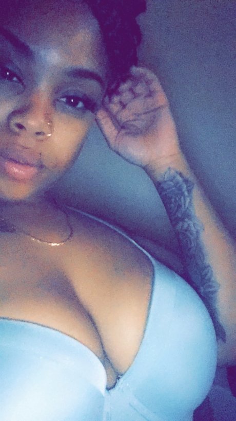 Foto desnuda filtrada de OnlyFans de Lovelycurves69