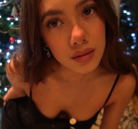 Foto desnuda filtrada de OnlyFans de Saoirse Alicia Behzadi