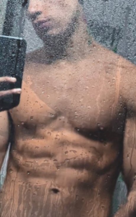 Foto desnuda filtrada de OnlyFans de Carlos Brown