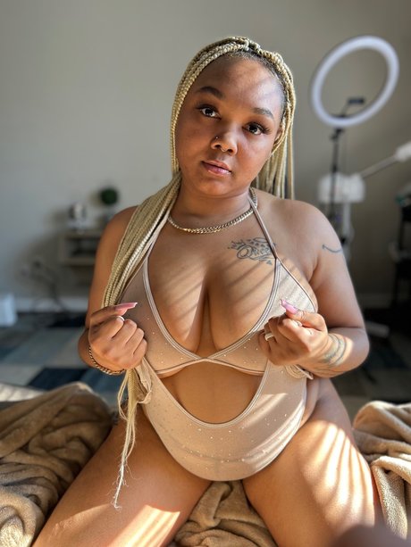Foto desnuda filtrada de OnlyFans de Miracle Avionna 