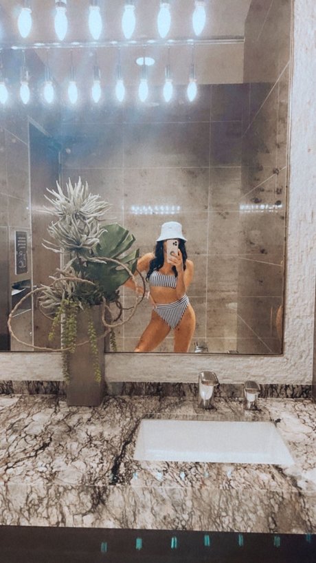 Foto desnuda filtrada de OnlyFans de Miss Nicole Cara