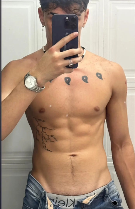 Foto desnuda filtrada de OnlyFans de Hot Boy Latino 18