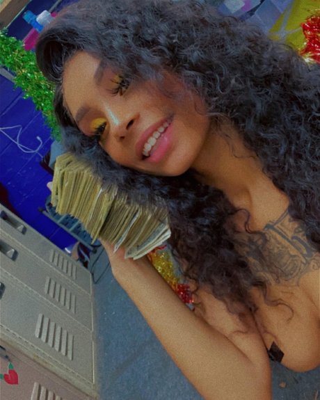 Foto desnuda filtrada de OnlyFans de Yasmin