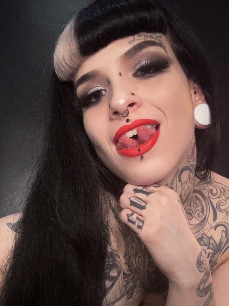 C A L L I N A  Vamp Queen