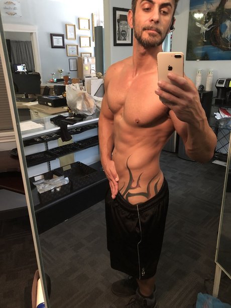 Foto desnuda filtrada de OnlyFans de Traveling Tattoo Artist