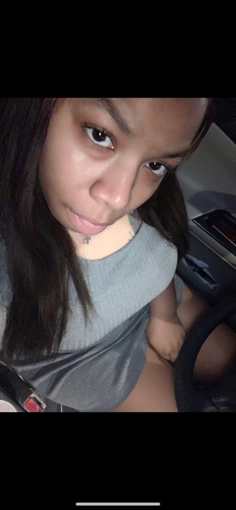 Foto desnuda filtrada de OnlyFans de Honeybeime