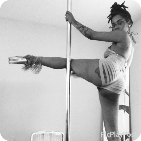 Foto desnuda filtrada de OnlyFans de Pole Fairy 