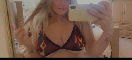 Foto desnuda filtrada de OnlyFans de Flora Mae 
