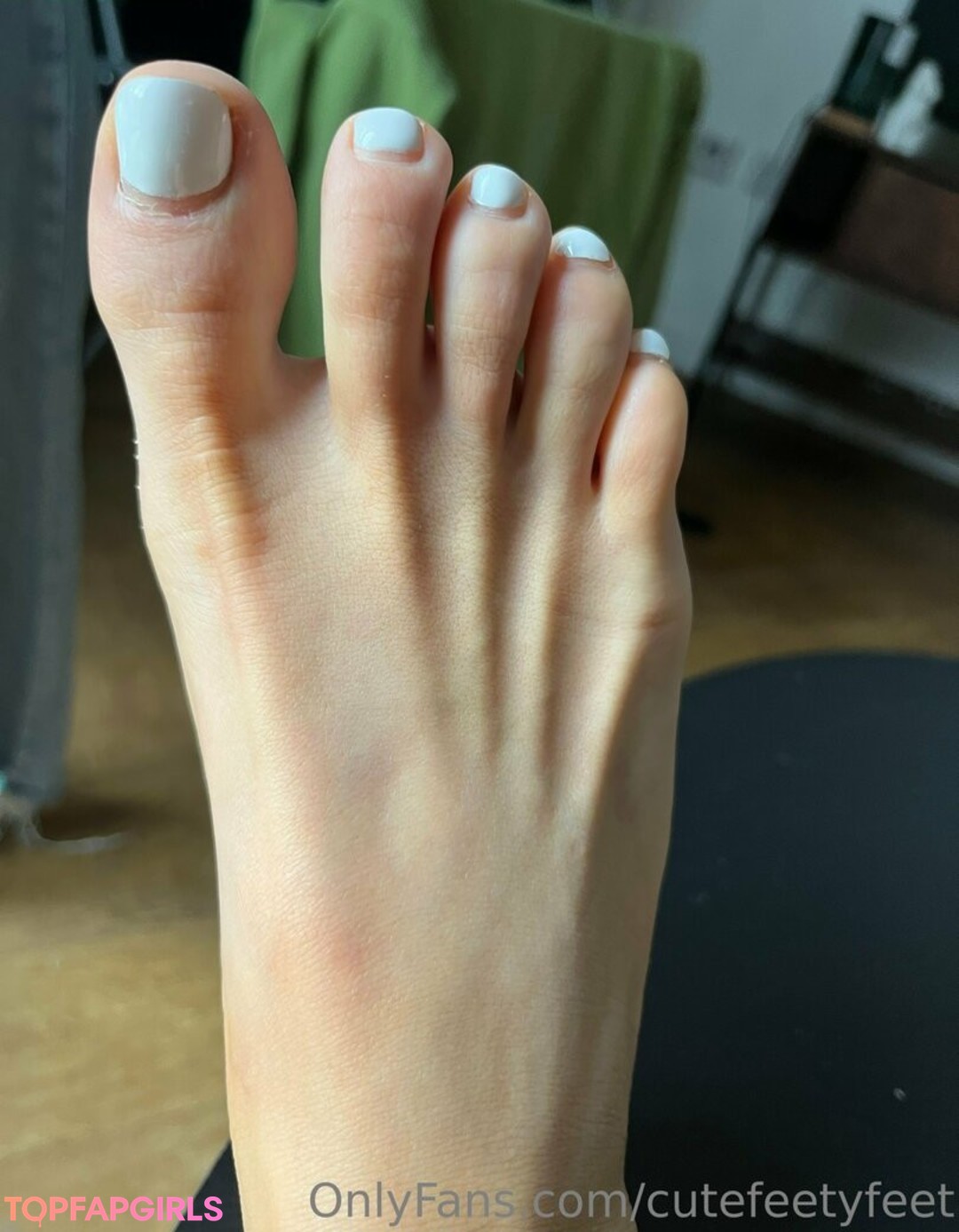 Foto desnuda filtrada de OnlyFans de Cutefeetyfeet #29 Foto desnuda filtrada de OnlyFans de Cutefeetyfeet #29