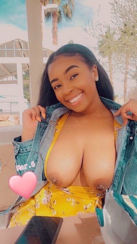 Tyra_spanks