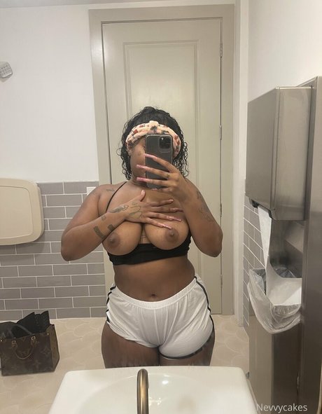 Foto desnuda filtrada de OnlyFans de Nevvycakes