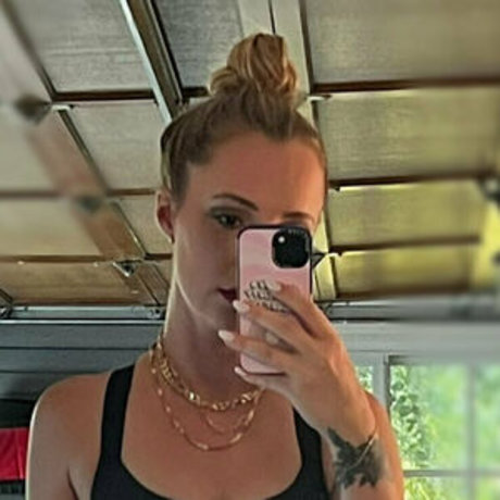 Foto desnuda filtrada de OnlyFans de The Baker Next Door