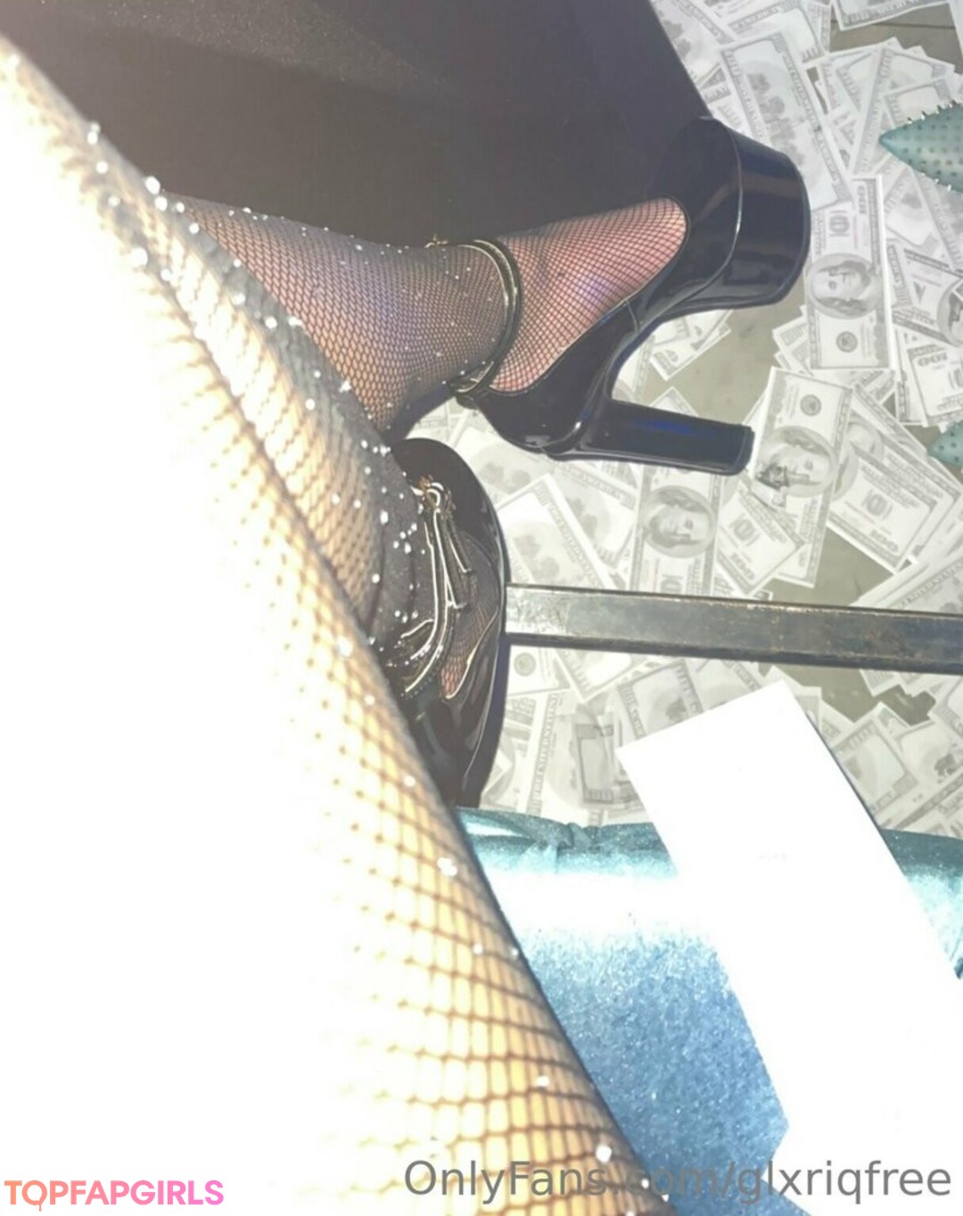 Foto desnuda filtrada de OnlyFans de Glxriqfree #3 Foto desnuda filtrada de OnlyFans de Glxriqfree #3