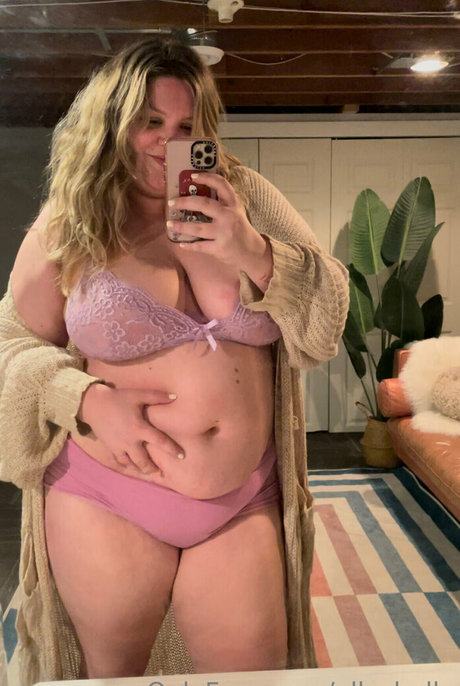 Foto desnuda filtrada de OnlyFans de Ellesbelly