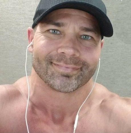Muscledaddy0713