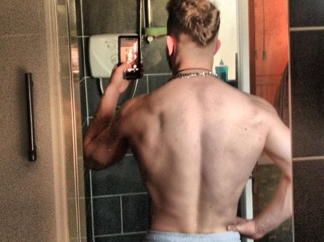 Foto desnuda filtrada de OnlyFans de Muscle Adam
