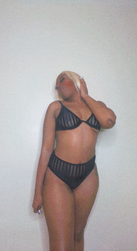 Foto desnuda filtrada de OnlyFans de Yummi Baee