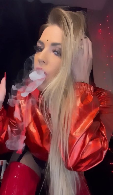 Foto desnuda filtrada de OnlyFans de Gtmsmokinggoddess