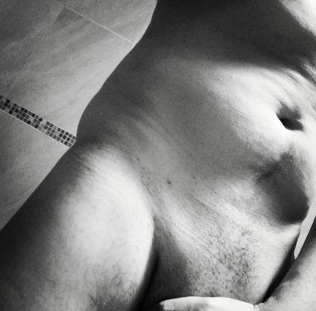 Nakedleon