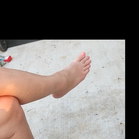 Foto desnuda filtrada de OnlyFans de Mywifesfeet69