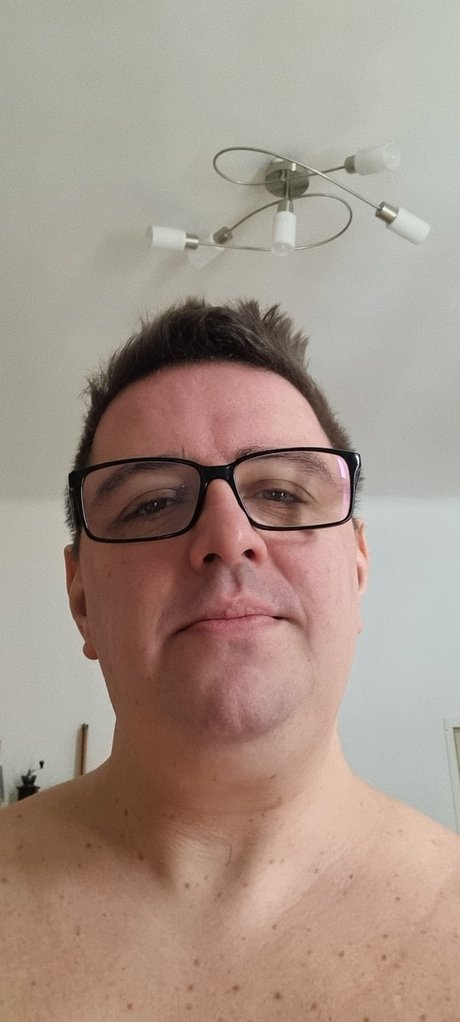 Foto desnuda filtrada de OnlyFans de Emanuel