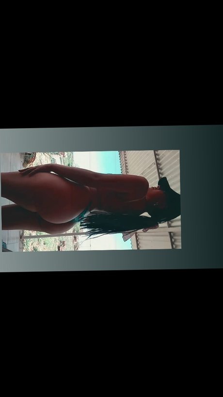 Foto desnuda filtrada de OnlyFans de Naomicruzz 