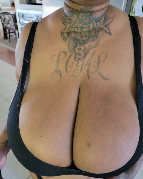 Foto desnuda filtrada de OnlyFans de Caramel Rozaye