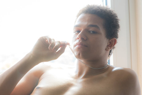 Foto desnuda filtrada de OnlyFans de Negro