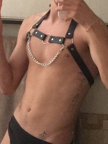 Foto desnuda filtrada de OnlyFans de Henry Renoir
