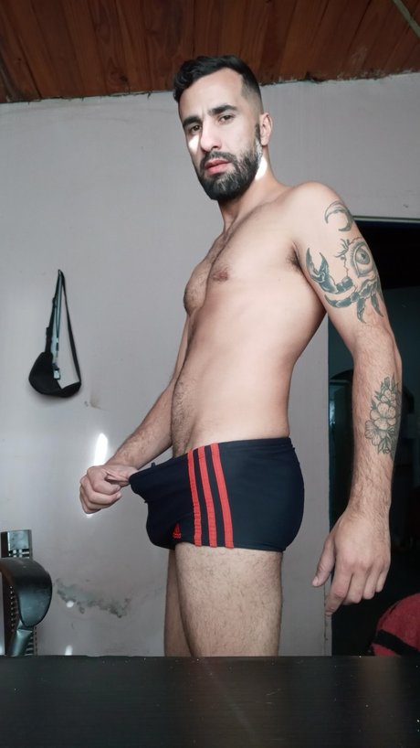 Foto desnuda filtrada de OnlyFans de Adrian