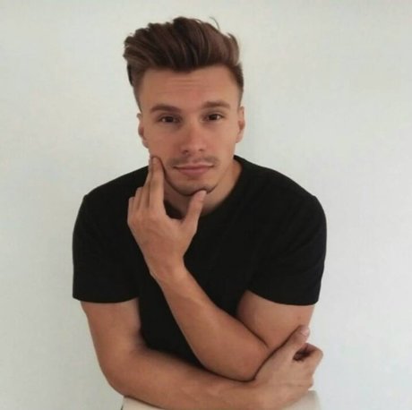 Foto desnuda filtrada de OnlyFans de Alpha Lord Levi