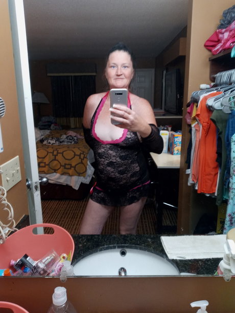 Foto desnuda filtrada de OnlyFans de Sexy Housewife 15