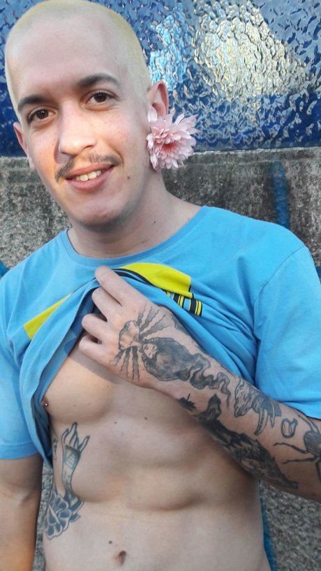 Foto desnuda filtrada de OnlyFans de Alt