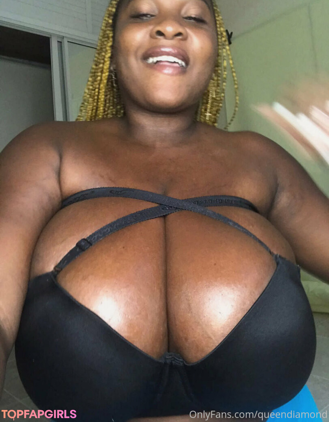 Foto desnuda filtrada de OnlyFans de Queendiamond #23 Foto desnuda filtrada de OnlyFans de Queendiamond #23