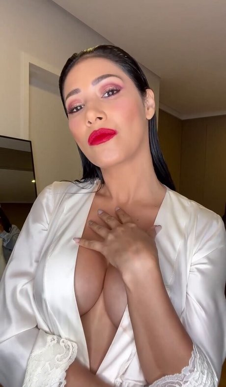 Simone E Simaria