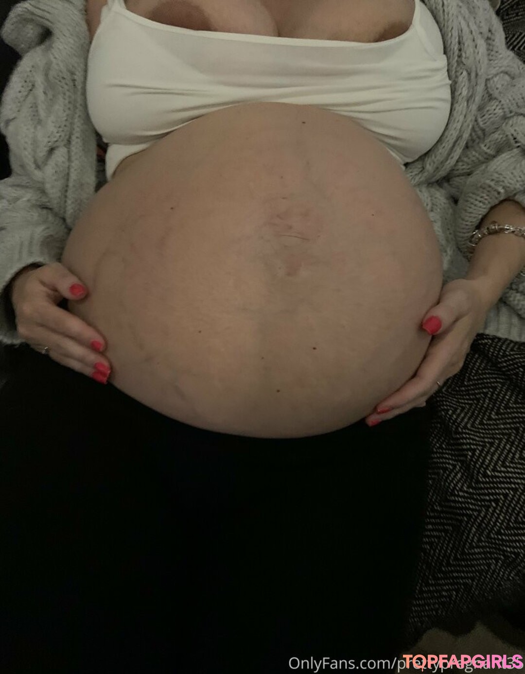 Foto desnuda filtrada de OnlyFans de Prettypregnant35 #35 Foto desnuda filtrada de OnlyFans de Prettypregnant35 #35
